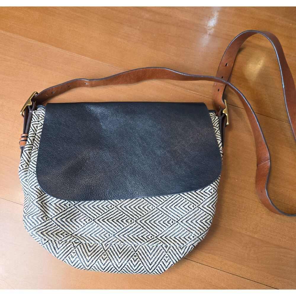 Fossil Kinley Woven Straw & Black Leather Flap Crossbody Saddle Bag Key Charm